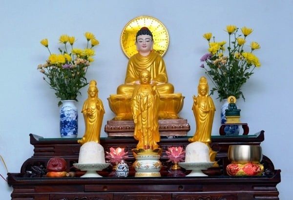 Bài trí hoa tươi trên bàn thờ Phật
