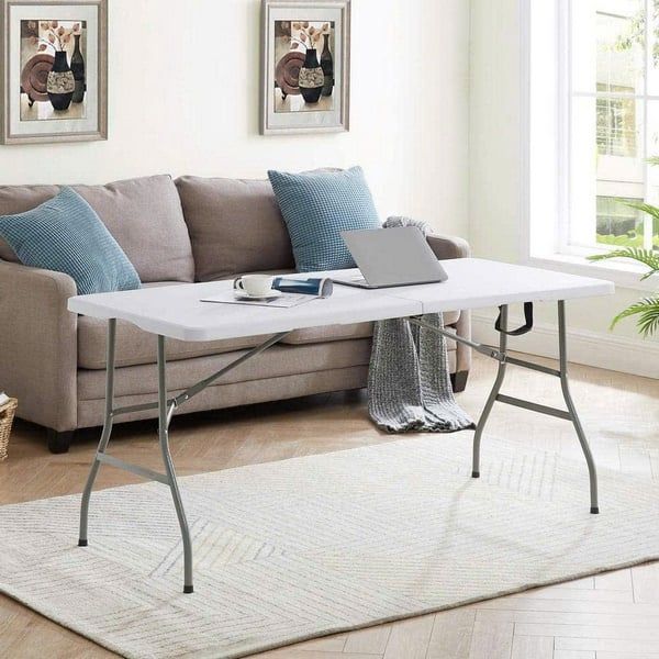 Bàn gấp gọn được gấp lại và di chuyển