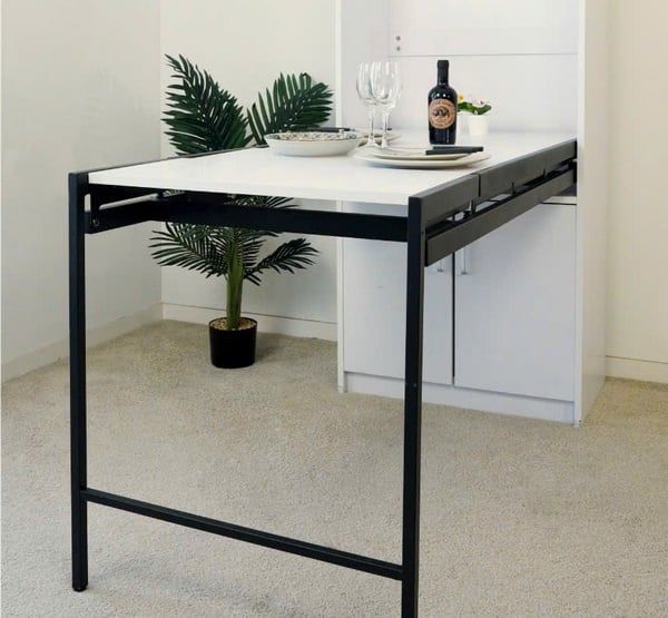 Bàn gấp gọn được sử dụng làm bàn ăn