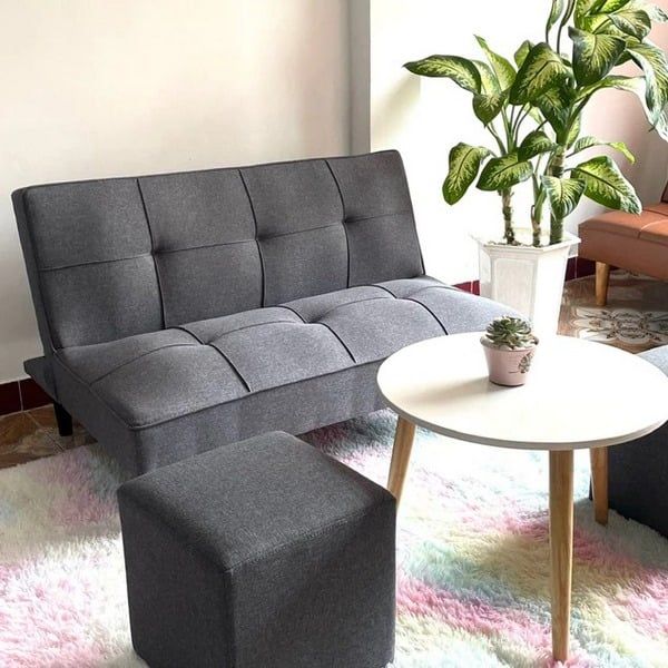 Bàn trà gỗ hình tròn và sofa nỉ