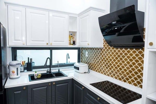 Tủ bếp hiện đại chữ L tông màu đen trắng