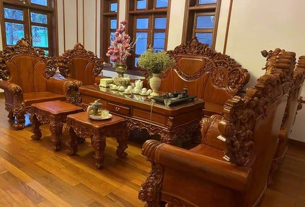 Bộ bàn ghế chạm khắc tinh xảo