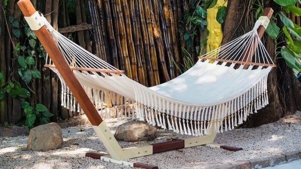 Mẫu võng gỗ treo ngoài trời, chất liệu bền bỉ