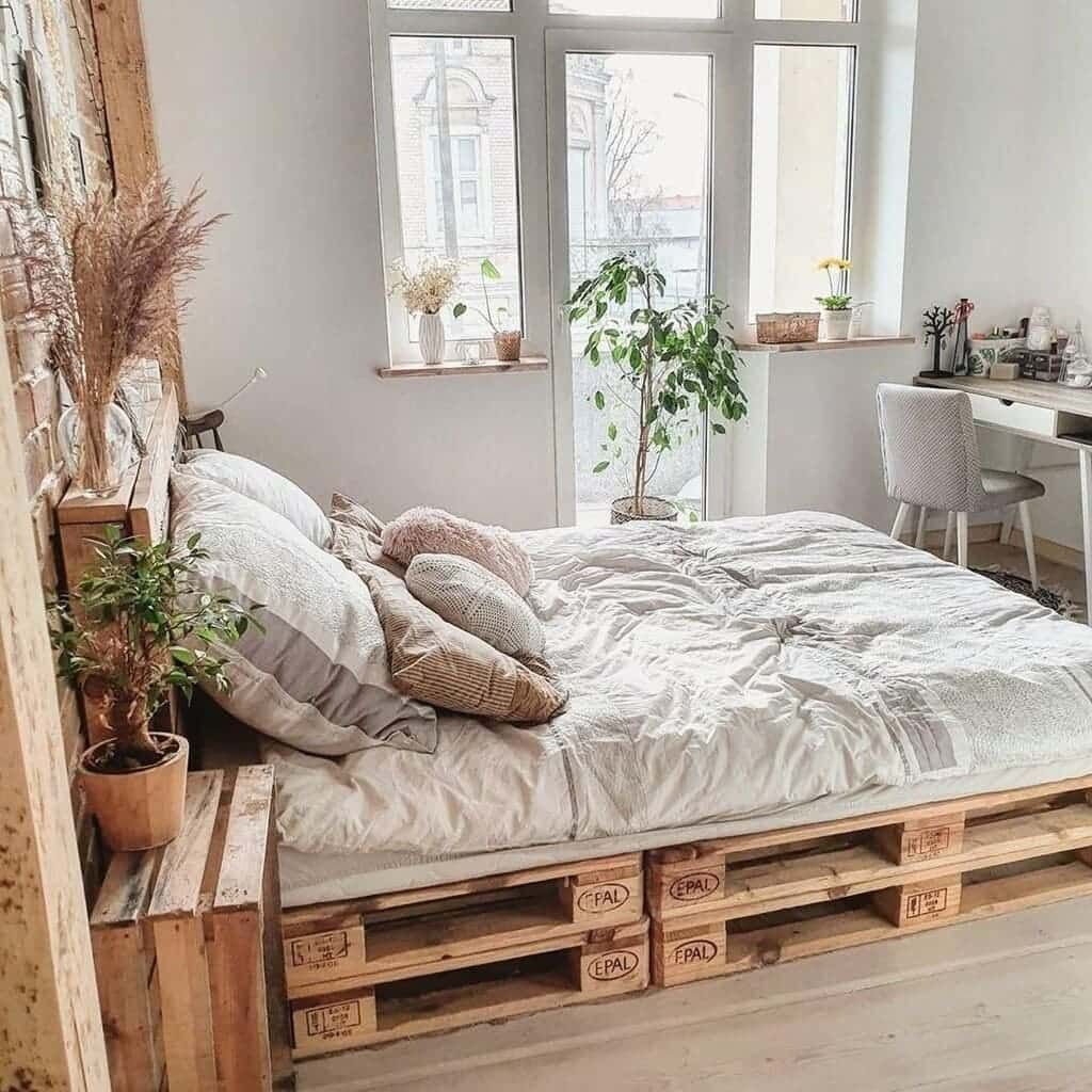 Giường pallet được trang trí ấn tượng