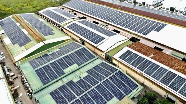 Nhà máy sử dụng công nghệ xanh với các tấm pin năng lượng mặt trời