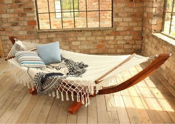Chiếc võng làm từ gỗ màu sắc tươi sáng, trẻ trung