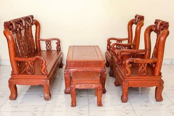Lựa chọn bộ bàn gỗ gõ đỏ, phù hợp với không gian nhỏ