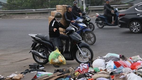 Người dân vứt rác bừa bãi