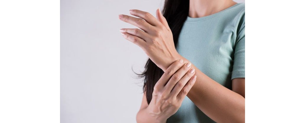 Massage mặt trước và sau cổ tay