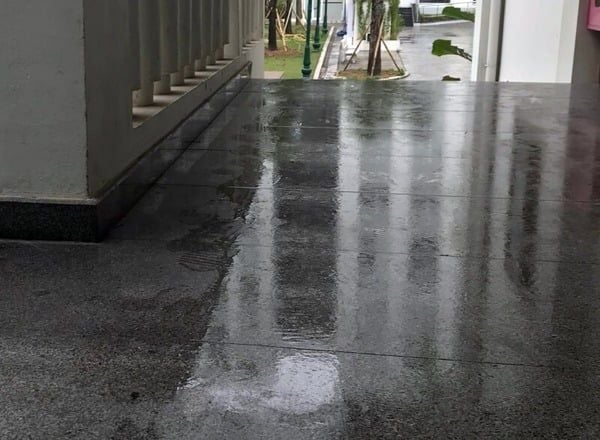 Sàn nhà ướt do mùa nồm ẩm