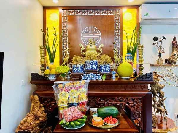 Bàn thờ có 2 tầng kiểu cổ điển, sang trọng