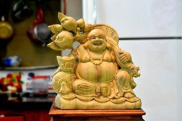 Tượng Phật Di Lặc để trong phòng khách