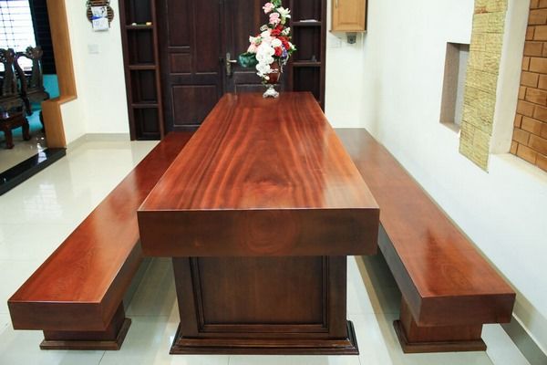 Bàn ghế gỗ nguyên khối với vân gỗ tự nhiên độc đáo