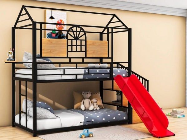 Không gian phòng ngủ bé gái với giường tầng và phụ kiện trang trí