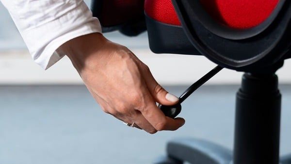 Ghế xoay văn phòng phát tiếng kêu cót két