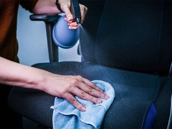 Vệ sinh ghế văn phòng thường xuyên giúp bảo vệ sức khỏe người dùng