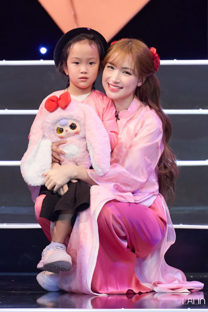 Ca sĩ Hòa Minzy