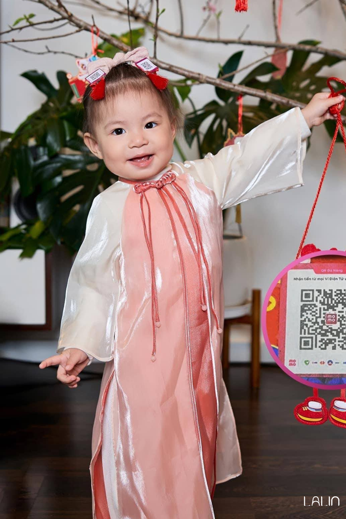 Bé Pamela Hải Đường