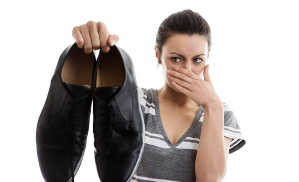 10 mẹo hay giúp xử lý hút ẩm và khử mùi hôi cho giày vô cùng đơn giản và hiệu quả mà ai cũng cần biết khi đi giày