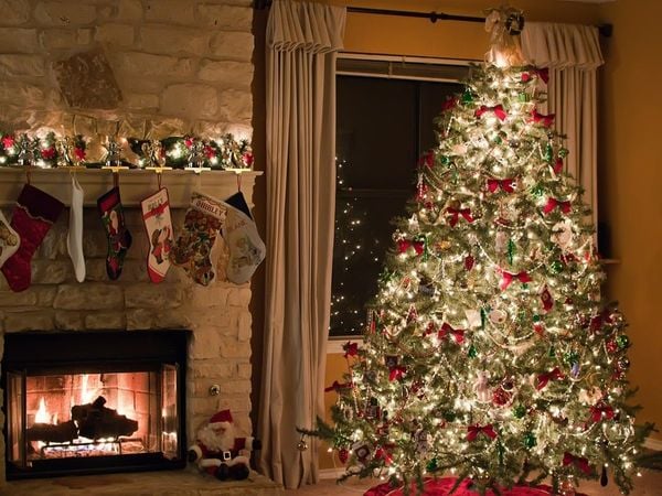 Đèn Trang Trí Noel: Mùa Giáng sinh lại về đây cùng với những đèn trang trí Noel lấp lánh ánh sáng sẽ mang đến cho gia đình bạn một không khí ấm áp và đầy niềm vui. Cùng chiêm ngưỡng hình ảnh của những đèn trang trí Noel rực rỡ này để cảm nhận được sự lung linh của ngày lễ trọng đại này.