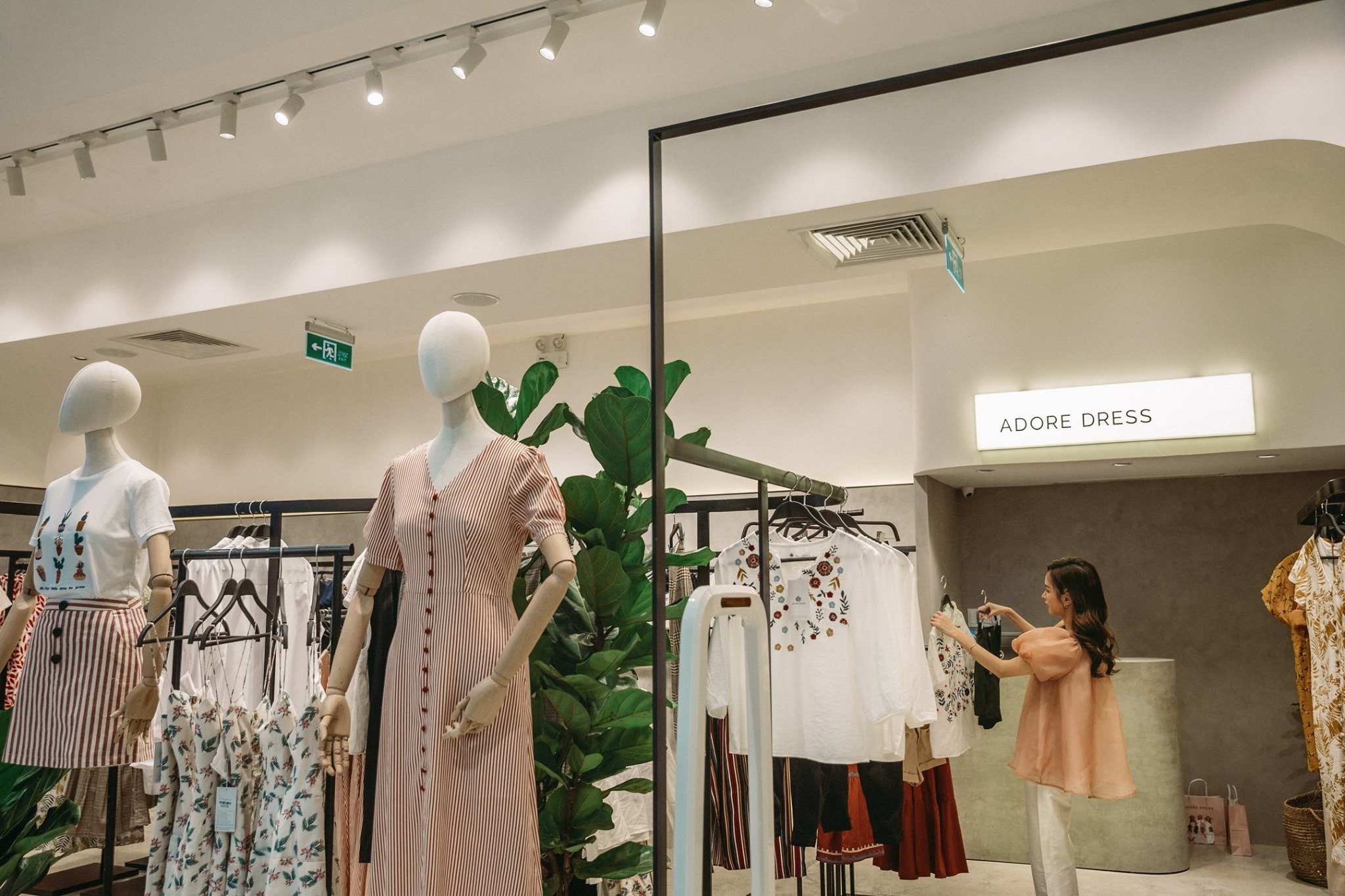 Dự án cấp đèn led cho chuỗi cửa hàng thời trang adoredress
