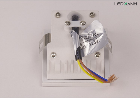 den-led-chan-cau-thang-cdn