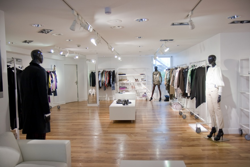Đèn rọi shop quần áo – Tư vấn cách chọn đèn ray cho shop hiệu quả
