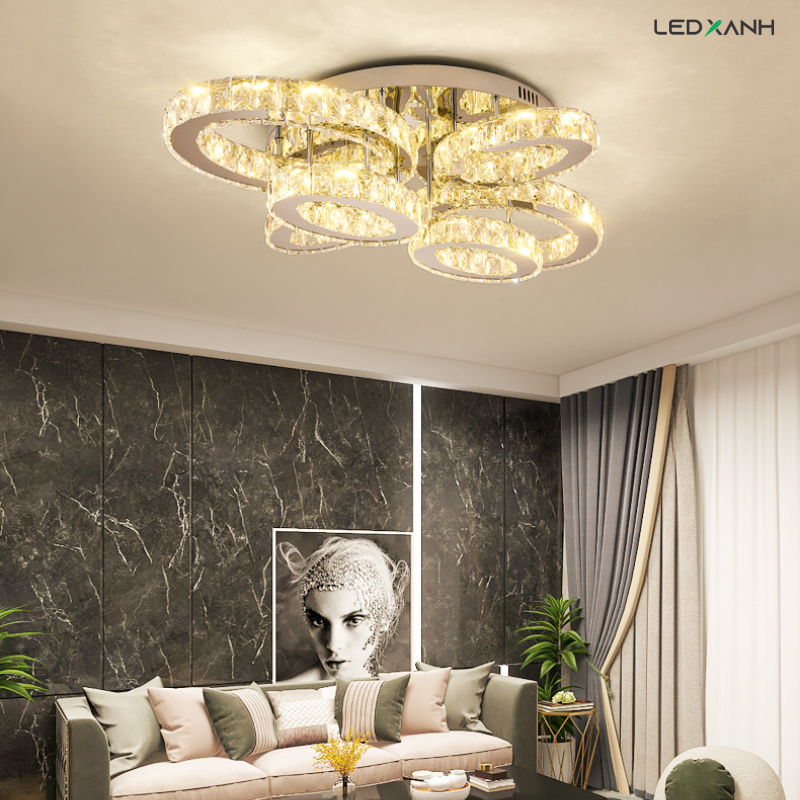 Đèn LED trần phòng khách là một trong những phụ kiện trang trí nổi bật giúp cho căn phòng trở nên trang trọng hơn. Với thiết kế độc đáo và dễ dàng lắp đặt cùng đa dạng về kích thước và kiểu dáng, đèn LED trần phòng khách không chỉ giúp cho ngôi nhà của bạn trở nên nổi bật hơn mà còn mang lại cho bạn một không gian sống đầy đủ ánh sáng.
