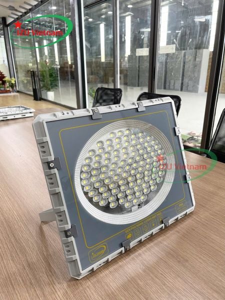 đèn pha năng lượng mặt trời 500w