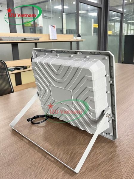 đèn pha năng lượng mặt trời 500w