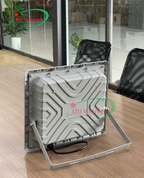 đèn pha năng lượng mặt trời 300w