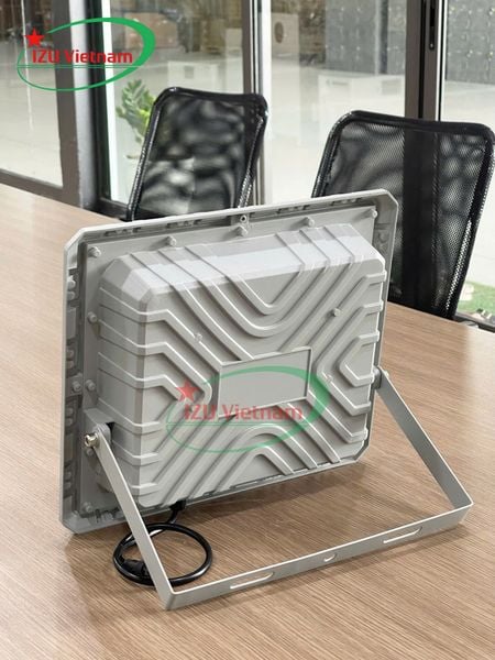 Đèn pha năng lượng mặt trời 200W