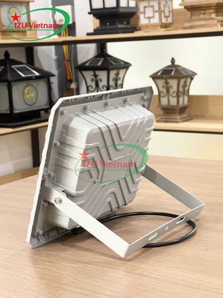 đèn pha năng lượng mặt trời 100w
