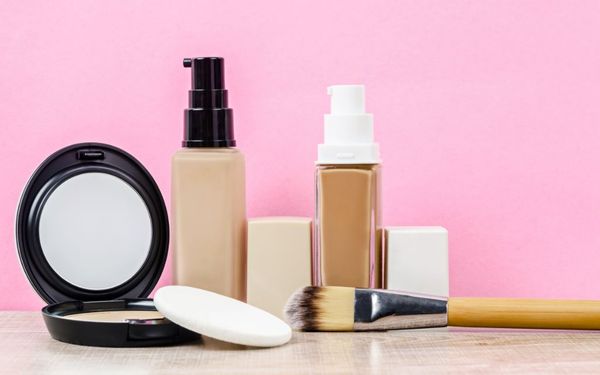 Kem nền và phấn nền có khác nhau không? Nên dùng kem nền hay phấn nền?