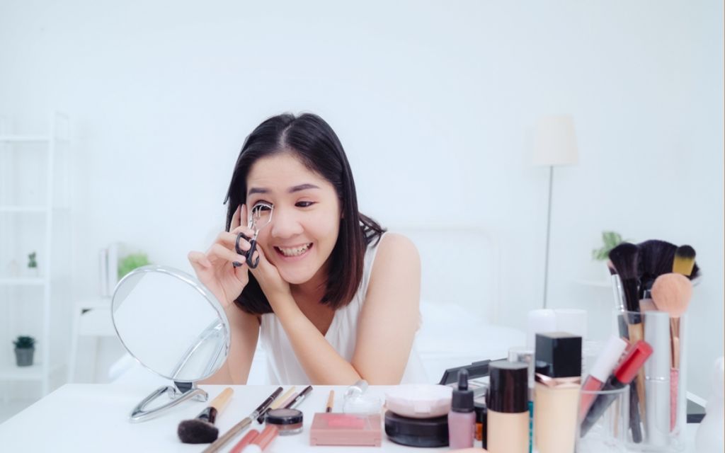 Bí quyết trang điểm mắt bụp từ các chuyên gia makeup hàng đầu