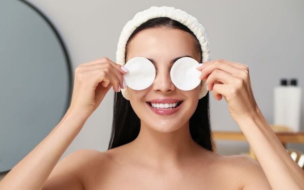 Làm gì khi bị sữa rửa mặt vào mắt? Đọc ngay để biết cách phòng tránh đơn giản