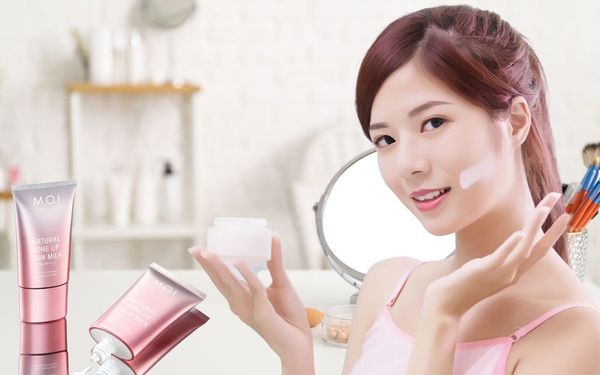 Giải đáp: Nên bôi dưỡng ẩm trước hay kem chống nắng trước?