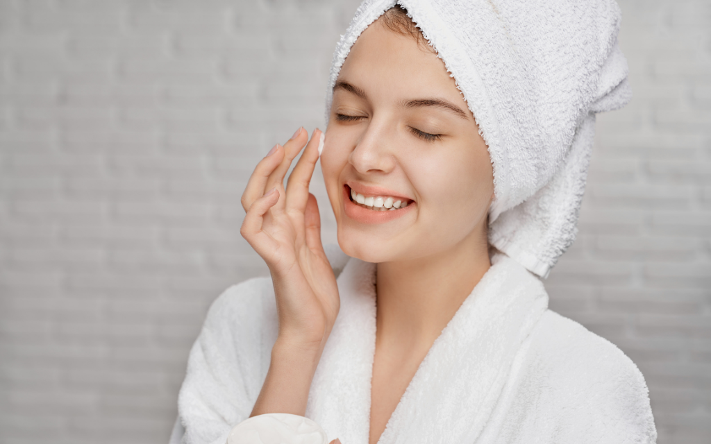 M.O.I Cosmetics tư vấn: Bôi kem dưỡng da có cần tẩy trang không?