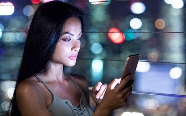 Đi ra ngoài buổi tối có nên bôi kem chống nắng không?