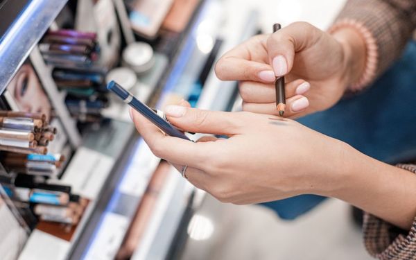 Chọn bút kẻ mắt cho người mới bắt đầu: Bước khởi đầu cho đôi mắt hoàn hảo