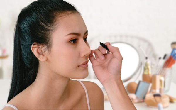 Bút kẻ mắt có hại không? Nỗi lo chung của nhiều chị em