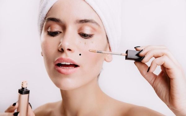 Cách che khuyết điểm nốt ruồi để da không còn khiếm khuyết