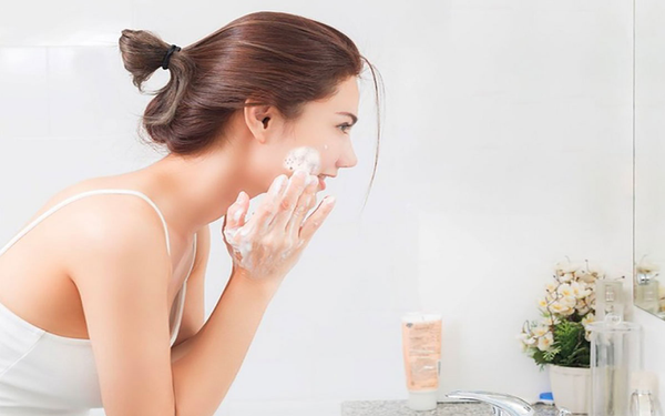Bật mí bí quyết chọn sữa rửa mặt se khít lỗ chân lông