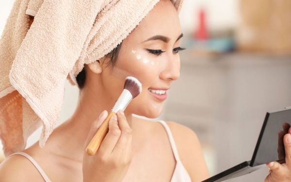 Học cách đánh phấn bắt sáng từ các chuyên gia trang điểm