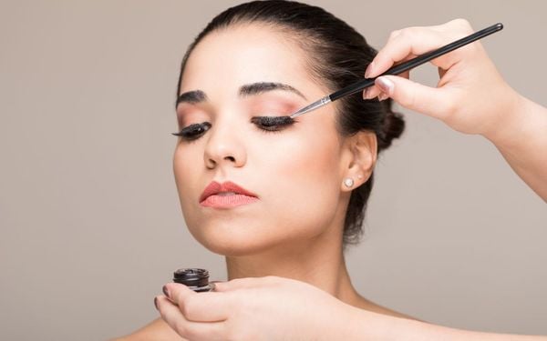Cách kẻ đuôi mắt tinh tế cho ngoại hình cuốn hút