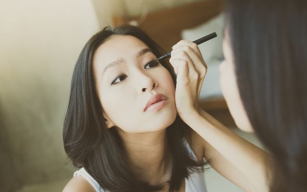 Thử ngay cách kẻ eyeliner cho mắt 2 mí đơn giản sau!