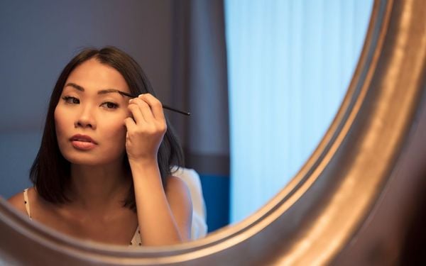 Cách kẻ lông mày cho mặt vuông đẹp như sao