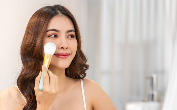 Mách nhỏ cách kiềm dầu khi trang điểm: Da dầu lưu ngay!