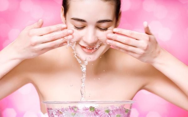 Có hay không cách làm sạch kem chống nắng không cần tẩy trang?