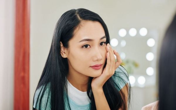 Cách trang điểm che đi bọng mắt to để tự tin hơn